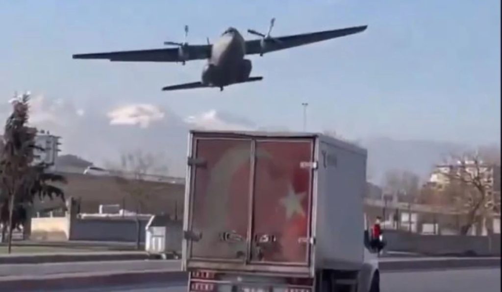 Τουρκία: Στρατιωτικό αεροπλάνο C-160 έκανε μια τρομακτική αναγκαστική προσγείωση (Video)
