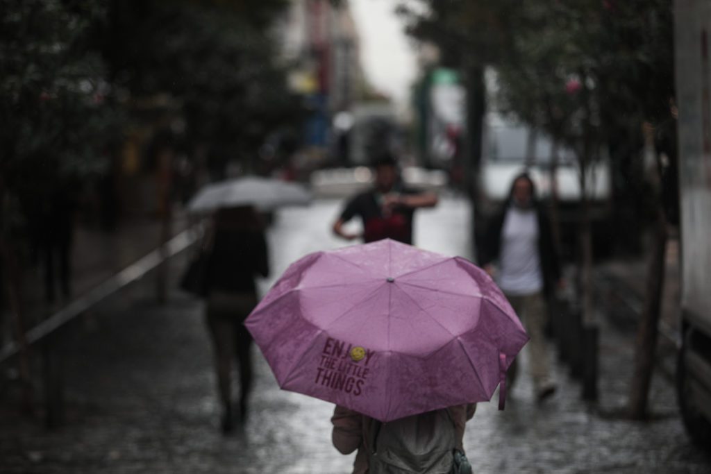 Άστατος ο καιρός – Πού θα σημειωθούν βροχές και καταιγίδες (LIVE)