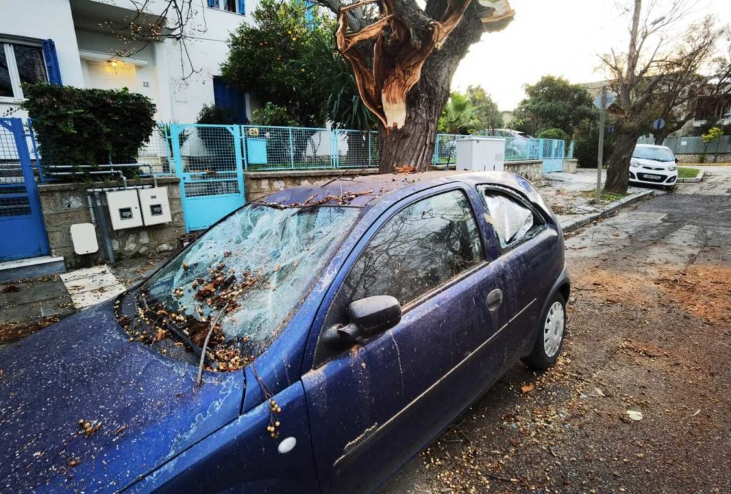 Καιρός: Μπουρίνια, ανεμοστρόβιλοι, πτώσεις δέντρων, ζημιές σε οχήματα – Πώς εξελίσσεται η κακοκαιρία