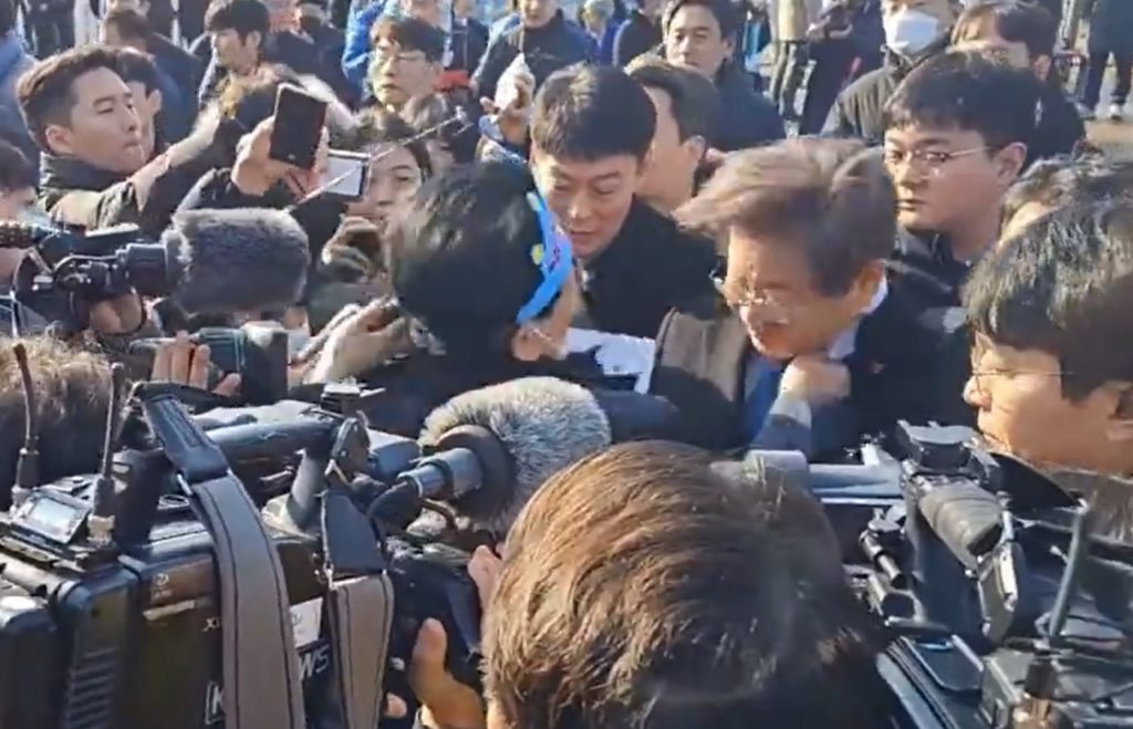Νότια Κορέα: Μαχαίρωσαν στον λαιμό τον ηγέτη της αντιπολίτευσης – Σοκαριστικό βίντεο από τη στιγμή της επίθεσης