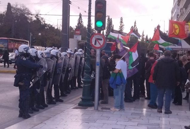 Σύνταγμα: Επίθεση των ΜΑΤ στη συγκέντρωση συμπαράστασης στην Παλαιστίνη