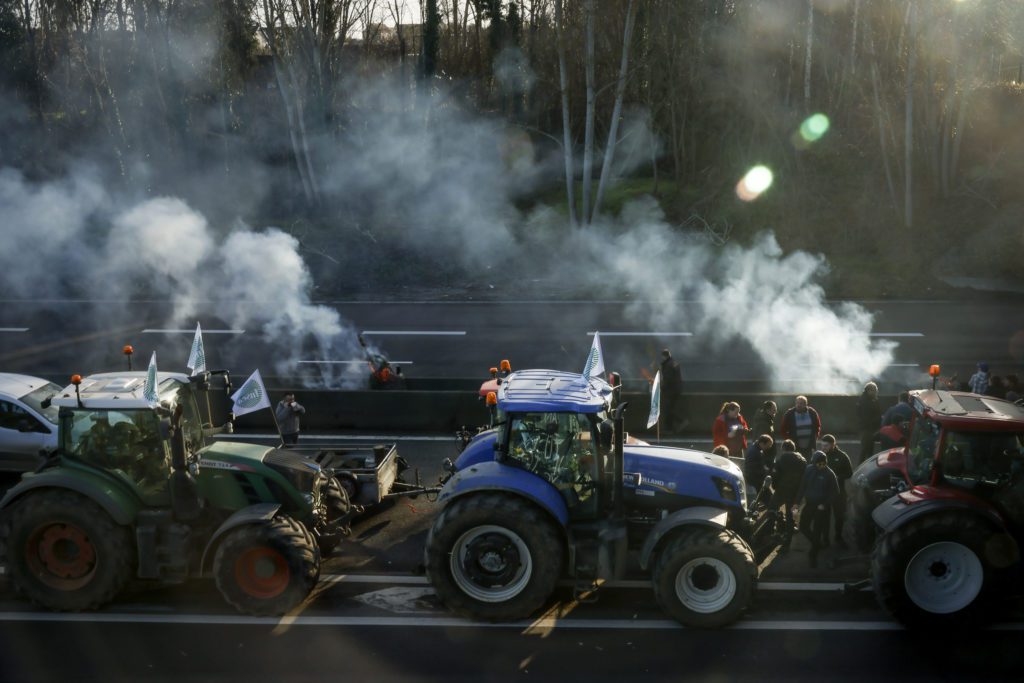 Γαλλία: Τα τρακτέρ «πολιορκούν» το Παρίσι – Μπλόκα σε οκτώ σημεία έξω από την πρωτεύουσα (Photos)
