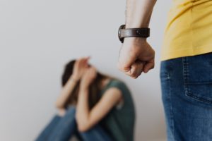 Την έριξε στο έδαφος και επιχείρησε να τη βιάσει στη Σόλωνος – Περαστικοί τον ακινητοποίησαν