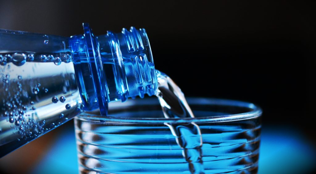 Έρευνα: Το εμφιαλωμένο νερό μπορεί να περιέχει χιλιάδες πλαστικά – Πώς περνούν στο σώμα
