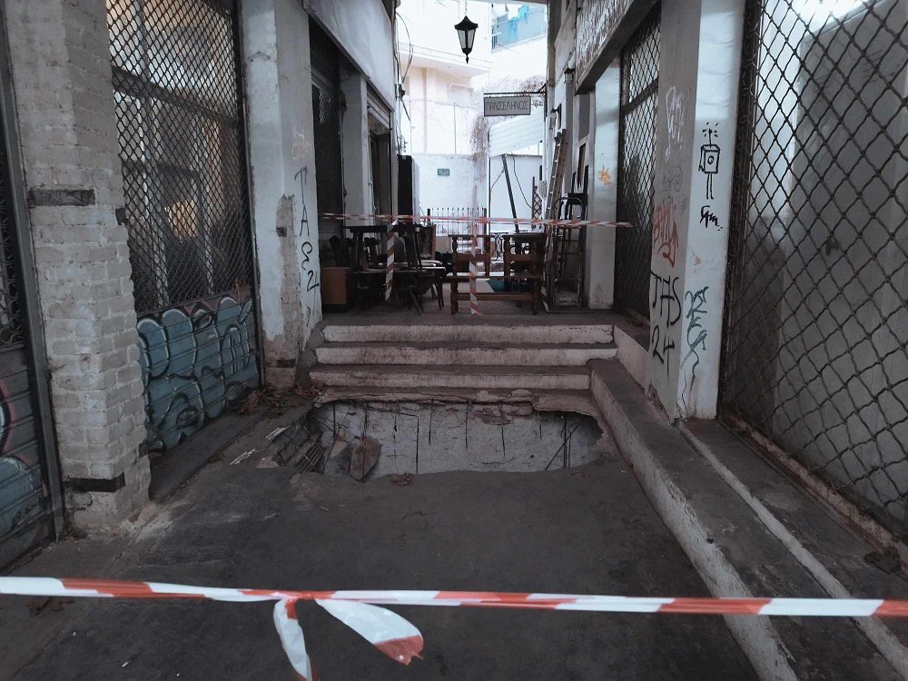 Θεσσαλονίκη: Τρύπα τριών μέτρων σε στοά «κατάπιε» δύο 19χρονους (Photos)