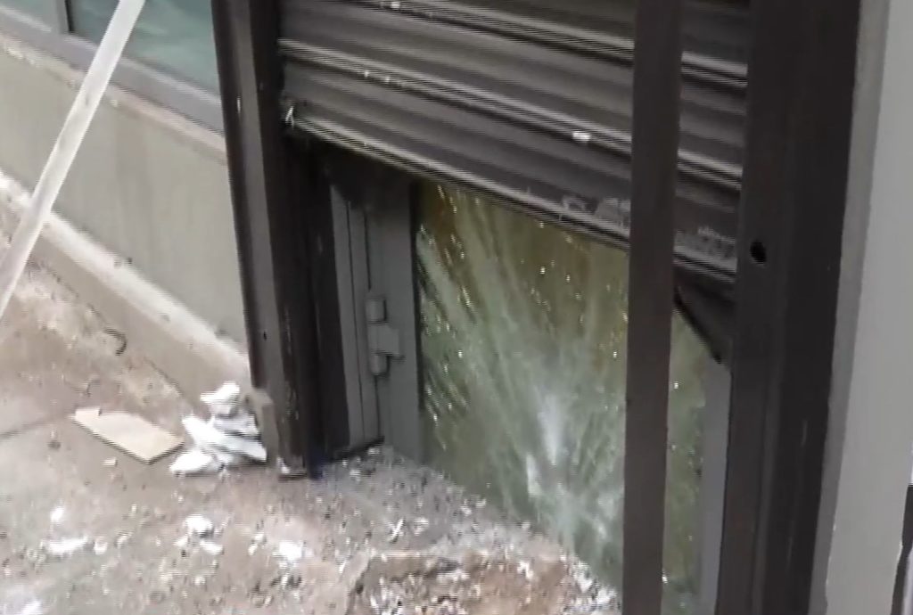 Πετράλωνα: Έκρηξη βόμβας έξω από τράπεζα – Εικόνες από το σημείο (Video)