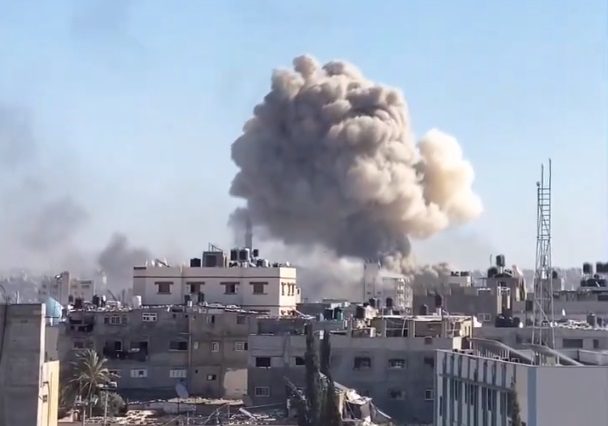 Νέοι βομβαρδισμοί του Ισραήλ στη Νότια Γάζα – Στους 23.843 οι νεκροί (Video)