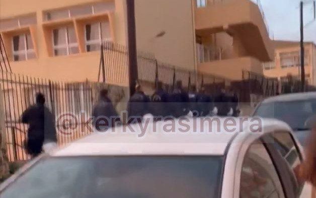 Απίστευτες εικόνες στην Κέρκυρα: Αστυνομικοί εισέβαλαν σε Λύκεια και προσήγαγαν μαθητές (Video)