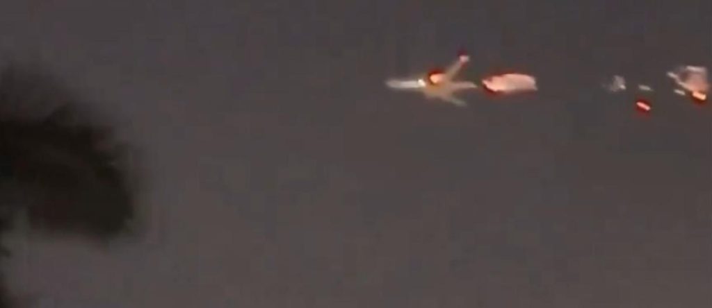 ΗΠΑ: Αεροπλάνο Boeing 747 πήρε φωτιά στον αέρα (Video)
