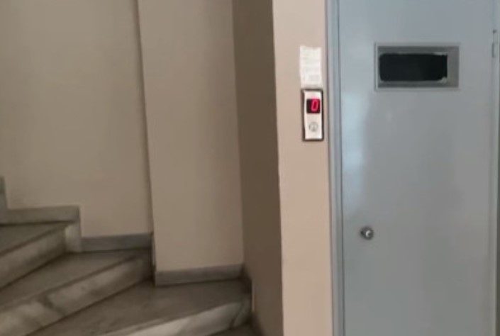 Άγιος Παντελεήμονας: Συγκλονίζει η 13χρονη για τον «δράκο των ασανσέρ» – «Έβαλε το χέρι στο στόμα μου για να μη φωνάζω» (Video)