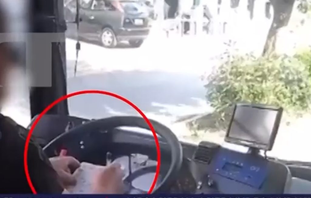 Εξωφρενικό: Οδηγός λεωφορείου λύνει σταυρόλεξο ενώ οδηγεί!