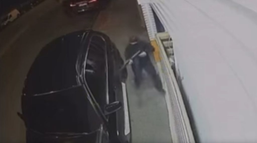 Νέο βίντεο ντοκουμέντο από τη δολοφονία του Βαγγέλη Ζαμπούνη – Άδειασαν το καλάζνικοφ μέσα στο αυτοκίνητο