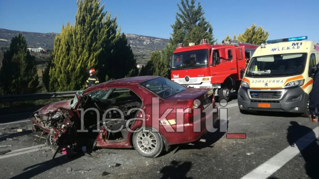 Ηράκλειο: Αυτοκίνητο συγκρούστηκε με… μπετονιέρα που ερχόταν από το αντίθετο ρεύμα – Στο νοσοκομείο ο οδηγός (Photos)