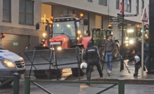Απίστευτες εικόνες στις Βρυξέλλες: Αγρότες διαλύουν αστυνομικά μπλόκα με τα τρακτέρ (LIVE)