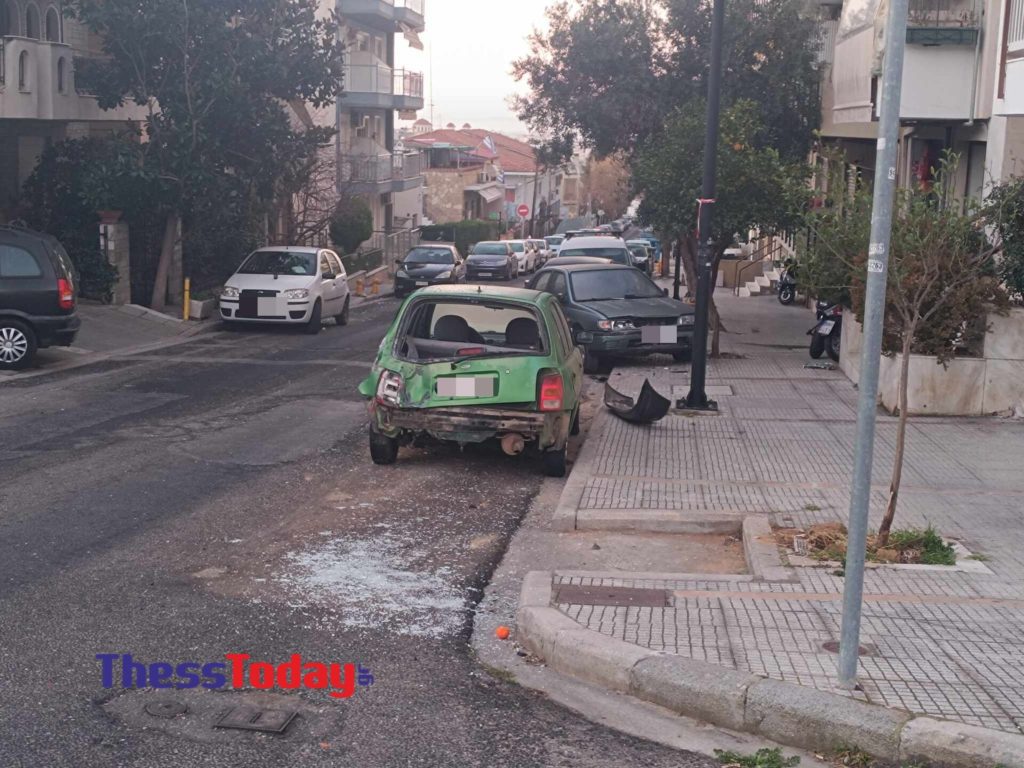 Θεσσαλονίκη: Έχασε τον έλεγχο του λεωφορείου και έπεσε πάνω στα σταθμευμένα ΙΧ (Photos)