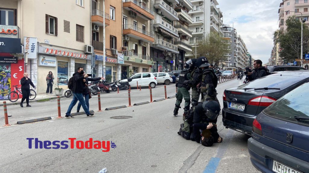 Απίστευτες εικόνες στη Θεσσαλονίκη: Άνδρας τον ΜΑΤ χτυπά διαδηλωτή – «Άφησέ το είναι παιδί», φώναζε ο κόσμος (Video)