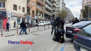 Απίστευτες εικόνες στη Θεσσαλονίκη: Άνδρας τον ΜΑΤ χτυπά διαδηλωτή &#8211; «Άφησέ το είναι παιδί», φώναζε ο κόσμος (Video)