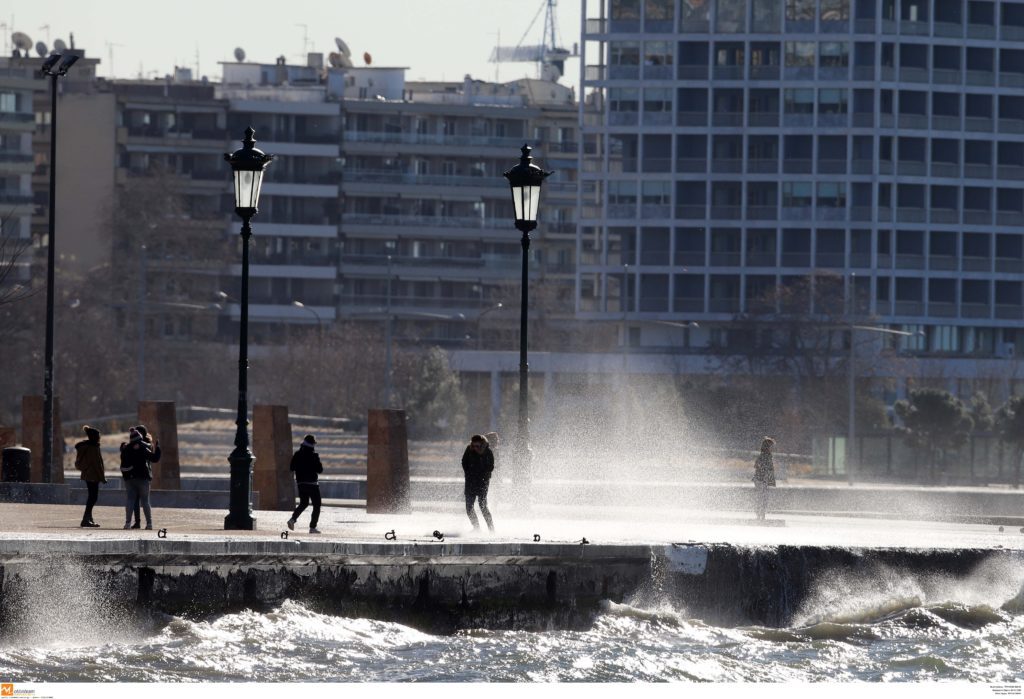 Τραγωδία στη Θεσσαλονίκη: Νεκρός 80χρονος οδηγός – Έπεσε στον Θερμαϊκό με το αυτοκίνητό του