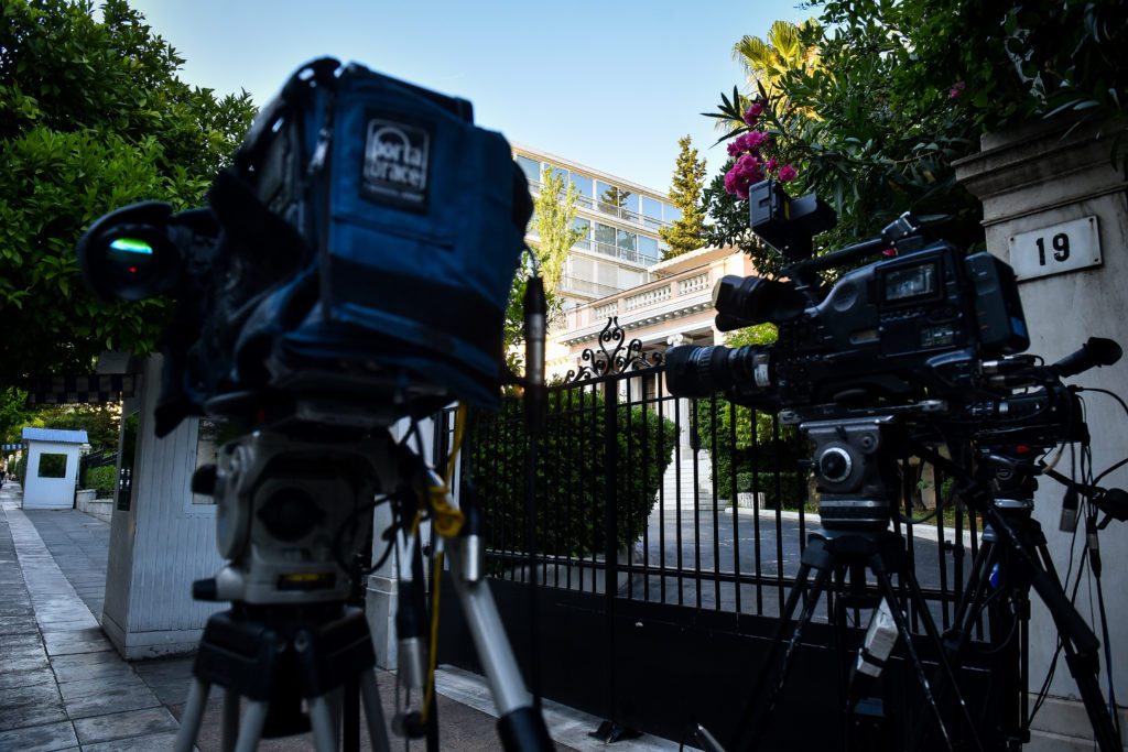Πυρά ΣΥΡΙΖΑ κατά κυβέρνησης για τις επιθέσεις σε δημοσιογράφους – «Ο θεσμικός κατήφορος συνεχίζεται»