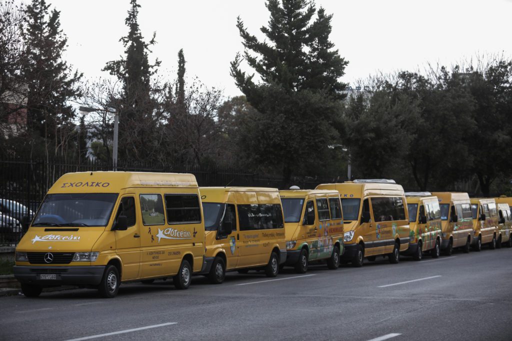 Πειραιάς: Σχολικό λεωφορείο συγκρούστηκε με Ι.Χ.