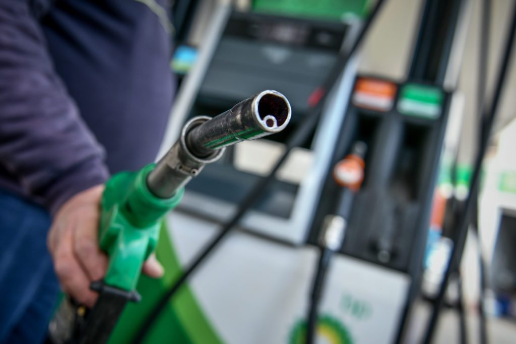 Νέο άλμα ακρίβειας στην τιμή της βενζίνης – Αγγίζει ξανά τα 2 ευρώ (Video)