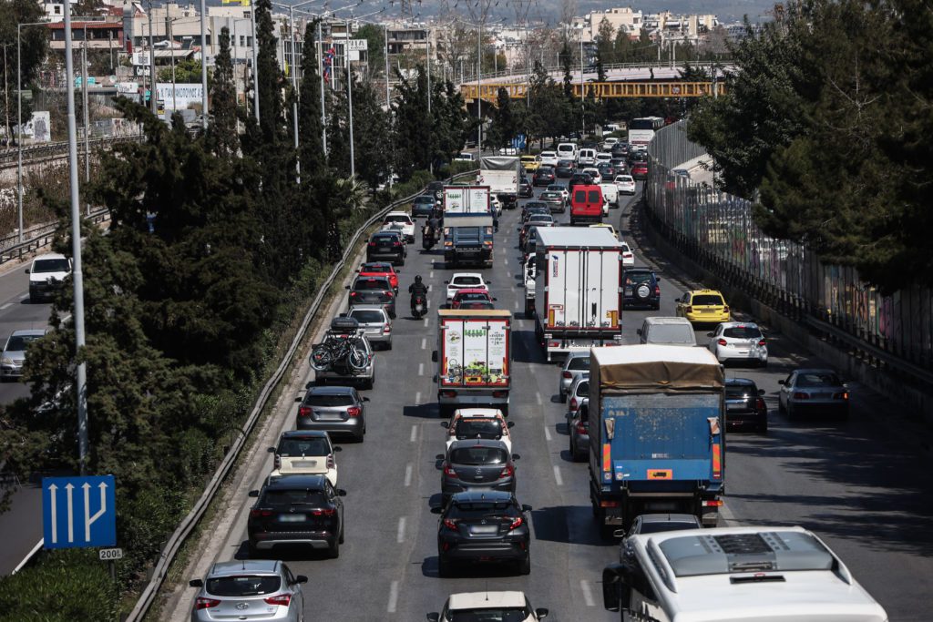 Η «μεγάλη έξοδος» των Αθηναίων: Σχεδόν 80.000 ΙΧ πέρασαν τα διόδια σε 12 ώρες