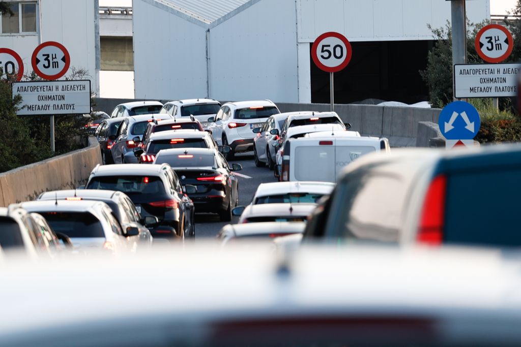 Σύγκρουση φορτηγών στην Αττική οδό – Μεγάλες καθυστερήσεις