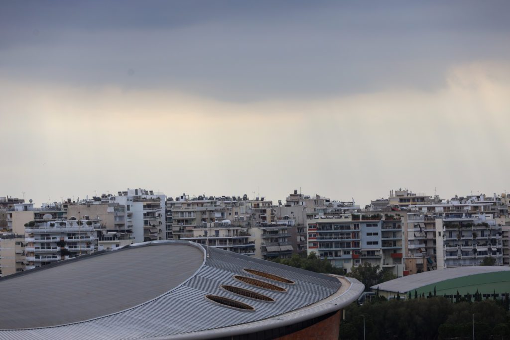 Καιρός: Συννεφιά το Σάββατο και σποραδικές καταιγίδες στα ορεινά