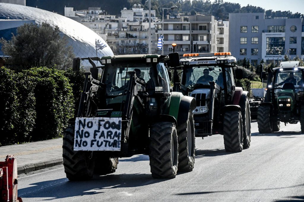 Αγρότες: Δυναμώνουν τα μπλόκα, ετοιμάζουν την κάθοδο στην Αθήνα – Ποια σημεία θα κλείσουν τις επόμενες ώρες