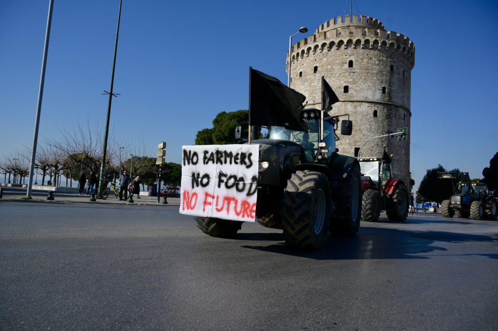 «Ο αγώνας τώρα αρχίζει»: Ανυποχώρητοι οι αγρότες μετά τις επικοινωνιακές εξαγγελίες Μητσοτάκη – Απέκλεισαν την ΕΟ στο Αίγιο