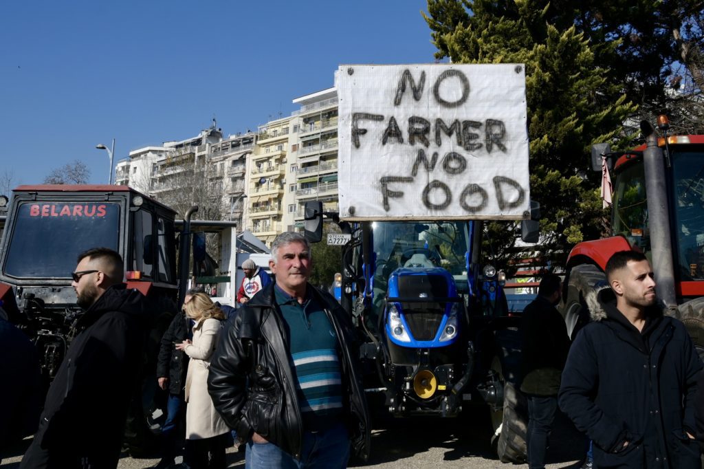 «Τα μέτρα δεν λύνουν το πρόβλημα»: Αμετακίνητοι οι αγρότες συνεχίζουν με Πανελλαδική σύσκεψη την Τρίτη (Video)