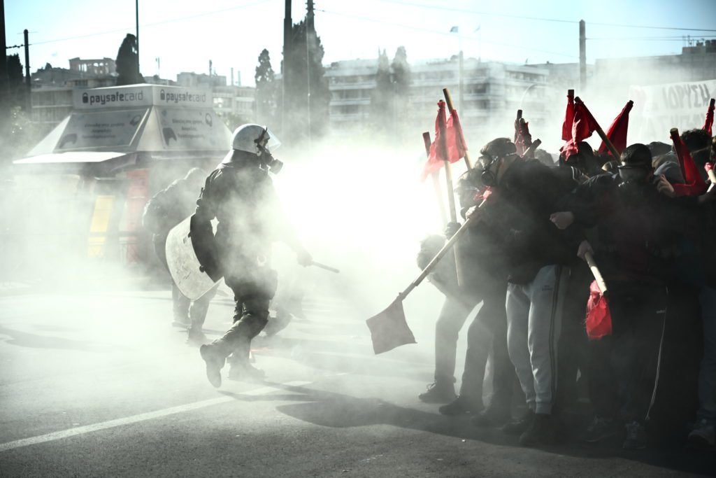 Ιδιωτικά πανεπιστήμια: Καταστολή και χημικά από τα ΜΑΤ ενάντια στους διαδηλωτές στο Σύνταγμα (Video – Photos)