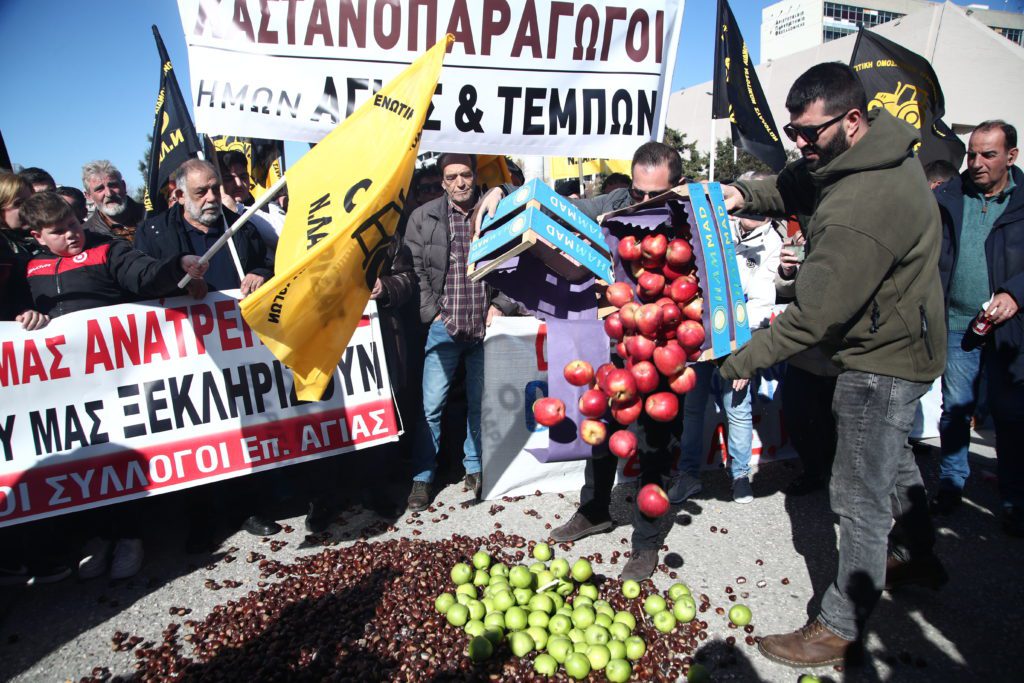 Agrotica: Μαζική συγκέντρωση αγροτών – Έριξαν μήλα και κάστανα – «Αν δε δικαιωθούμε θα γίνει Κιλελέρ» (Video – Photos)