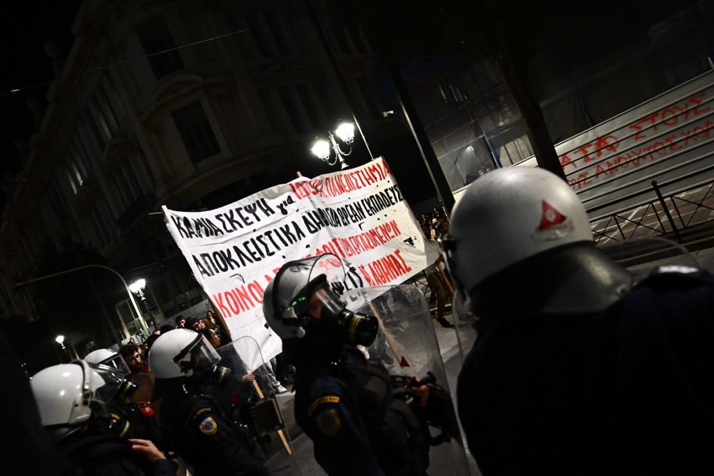 Θεσσαλονίκη: Νέα εισβολή των ΜΑΤ στο ΑΠΘ – Πορείες για τις συλλήψεις στο Δημοκρίτειο