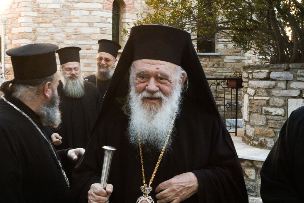 Ο Ιερώνυμος «καρφώνει» τον Μητσοτάκη και επαινεί τον Τραμπ