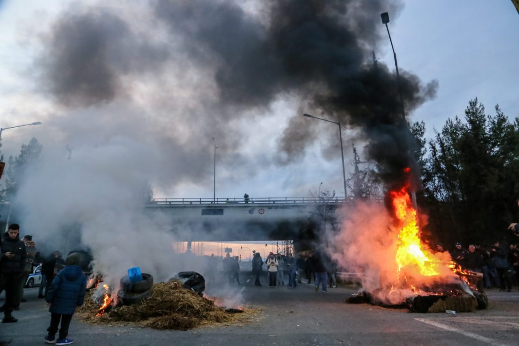 Αγρότες: Δυναμώνουν τα μπλόκα ως απάντηση στον εμπαιγμό της κυβέρνησης – Ποια σημεία θα κλείσουν τις επόμενες ώρες