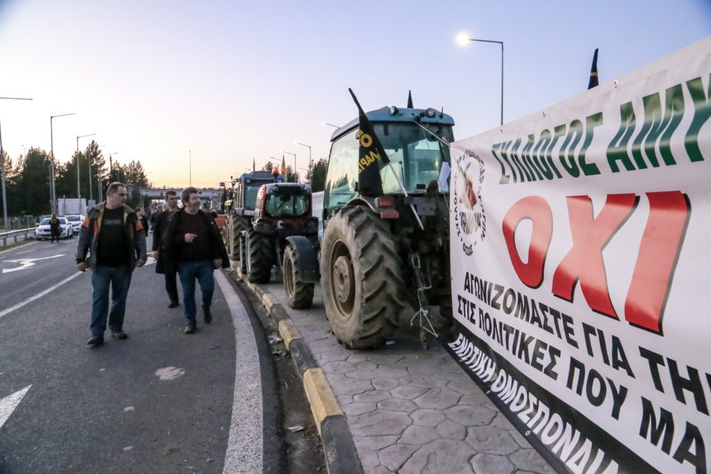 Αγρότες: Δυναμώνουν τα μπλόκα με το βλέμμα στο Μαξίμου – Ποιοι δρόμοι θα κλείσουν