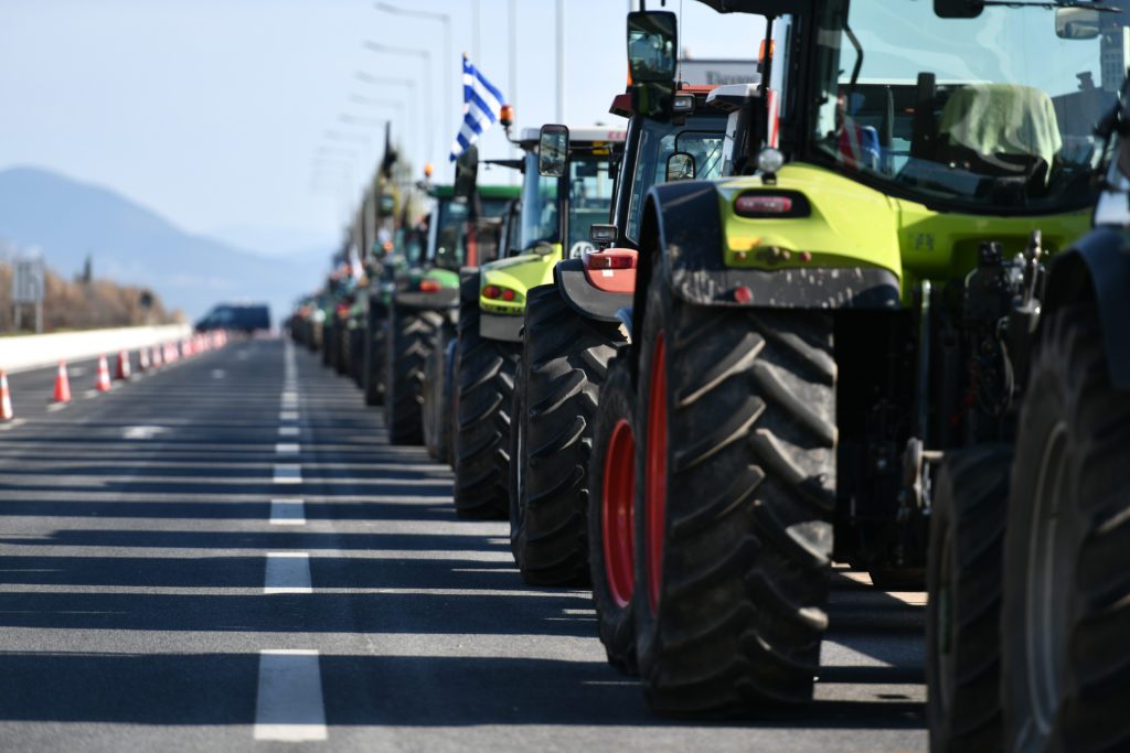 Αγρότες: Κατεβαίνουν στην Αθήνα απαντώντας στα «ψίχουλα» Μητσοτάκη – Καθ΄ οδόν τα πρώτα τρακτέρ (Videos)