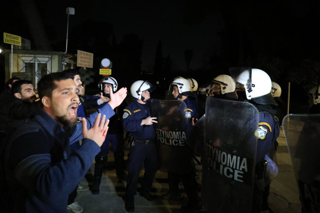 «Καταδρομική» φοιτητών έξω από το Μαξίμου – Ένταση με ΜΑΤ