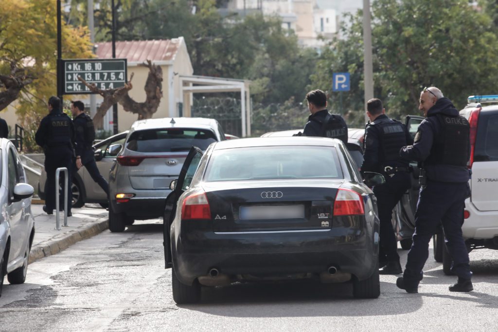 Ποινικές διώξεις στους τέσσερις συλληφθέντες – Στο μικροσκόπιο οι σχέσεις ΟΥΚάδων και πρώην στελέχους «Πυρήνων της Φωτιάς» με Greek Mafia