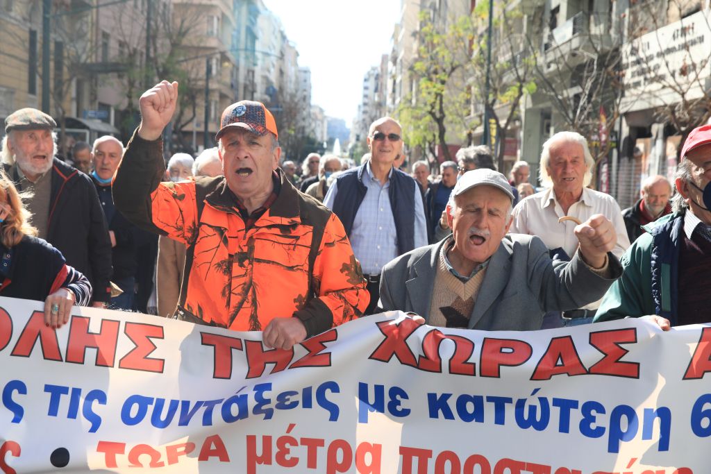 Στους δρόμους οι συνταξιούχοι για συντάξεις και δημόσια υγεία – Πορεία προς το υπουργείο Υγείας (Photos)