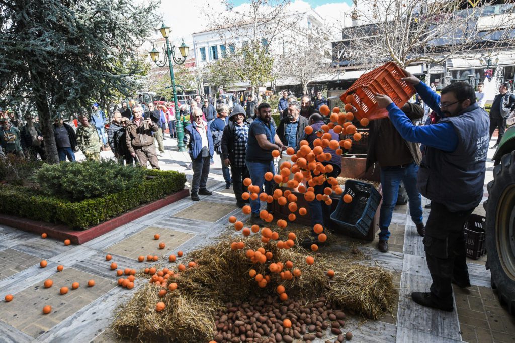 «Ο αγώνας πρέπει να συνεχιστεί»: Κλιμακώνουν τις κινητοποιήσεις οι αγρότες μετά το ραντεβού στο Μαξίμου