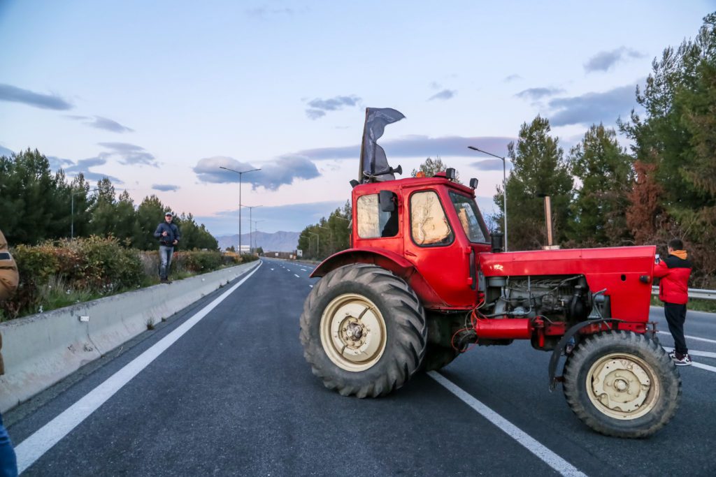 Θεσσαλονίκη: Αποκλεισμός της Εγνατίας οδού από μπλόκα αγροτών σε Χαλκιδική και Ημαθία