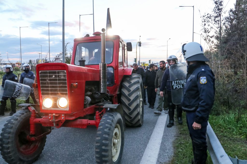 Πανικός στην κυβέρνηση από τους αγρότες – Π. Μαρινάκης: Κάθε ομάδα μπορεί να διαδηλώνει χωρίς να διαταράσσεται η ελεύθερη διέλευση