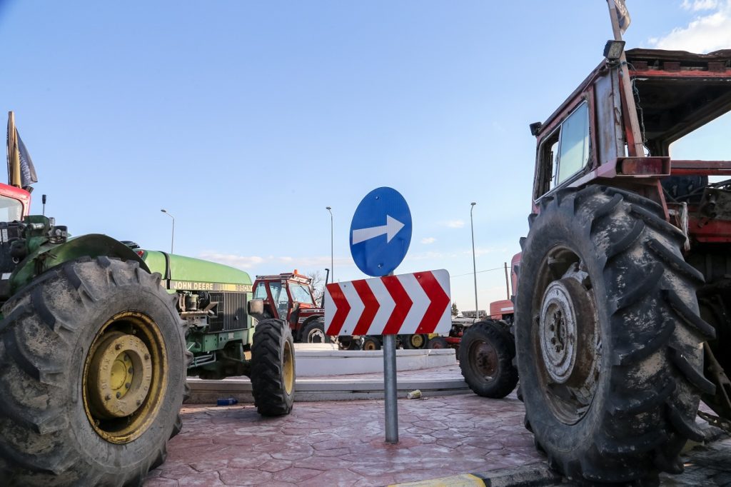 Αγρότες: Μπλόκα στο τελωνείο Ευζώνων και στη Χαλκιδική