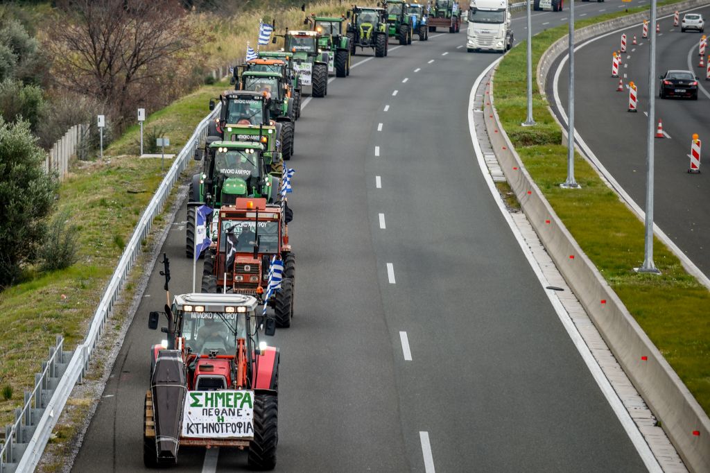 Αγρότες: Απόβαση στην Αθήνα – Θέλουν να διανυκτερεύσουν στο Σύνταγμα – Ποιοι δρόμοι κλείνουν και πότε (Photos)