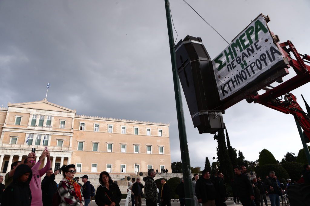 Μπροστά από τη Βουλή με τα τρακτέρ οι αγρότες – Ποιοι δρόμοι είναι κλειστοί (Photos – Video)