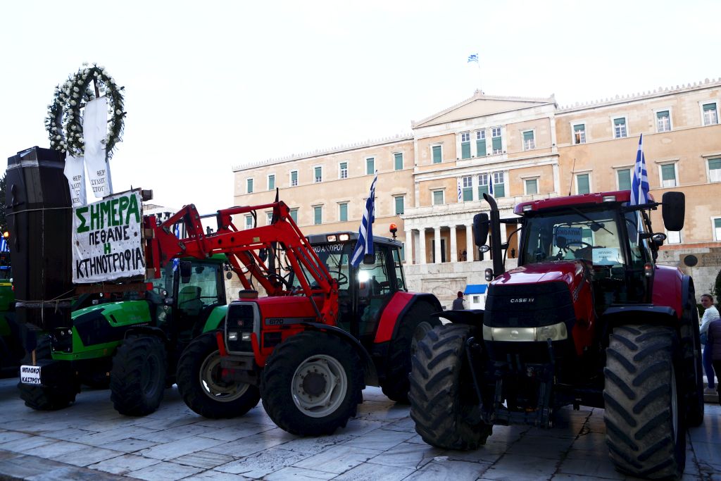 Μπλόκο στο Σύνταγμα οι Αγρότες: Στις 18:30 το συλλαλητήριο – «Σήμερα πέθανε η κτηνοτροφία» (Photos-Video)