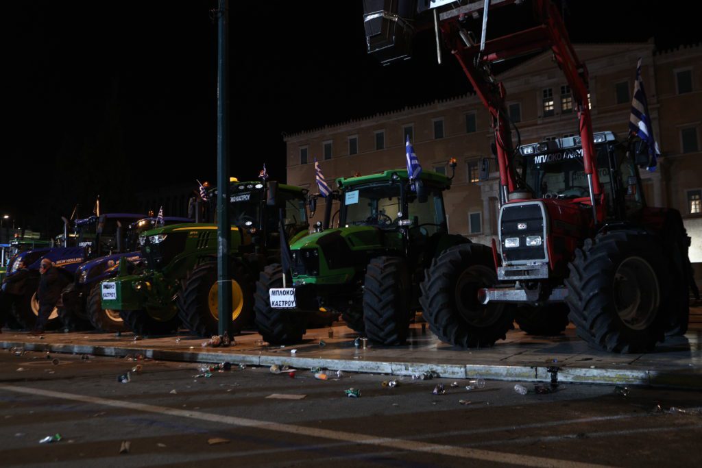 Αγρότες: Παραμένουν τη νύχτα τα τρακτέρ στο Σύνταγμα, μετά το μεγάλο συλλαλητήριο (Photos – Videos)