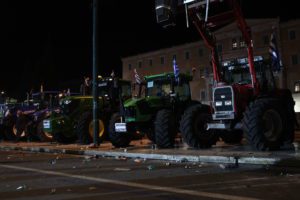 Αγρότες: Παραμένουν τη νύχτα τα τρακτέρ στο Σύνταγμα, μετά το μεγάλο συλλαλητήριο (Photos &#8211; Videos)